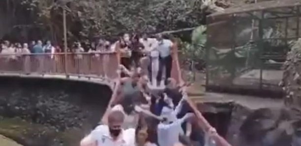 Une passerelle craque pendant son inauguration au Mexique: une vingtaine de blessés