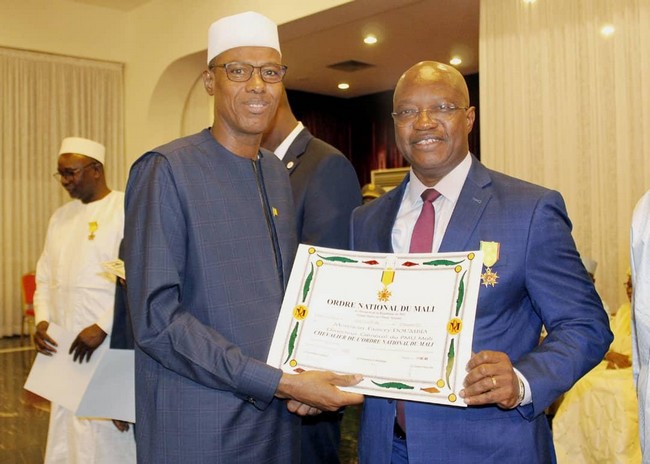 Pour services rendus à la nation : Fassery Doumbia, directeur général du PMU-Mali, décoré par Assimi Goïta !